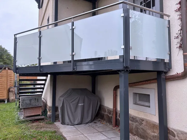 Anbaubalkon in Anthrazit mit mattem Glasgeländer an einem Wohnhaus