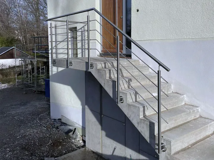 Edelstahlgeländer mit Querstäben an einer Betontreppe