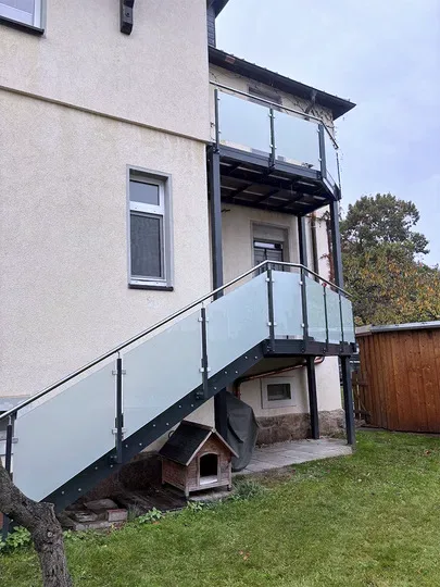 Außentreppe in Anthrazit mit mattem Glasgeländer