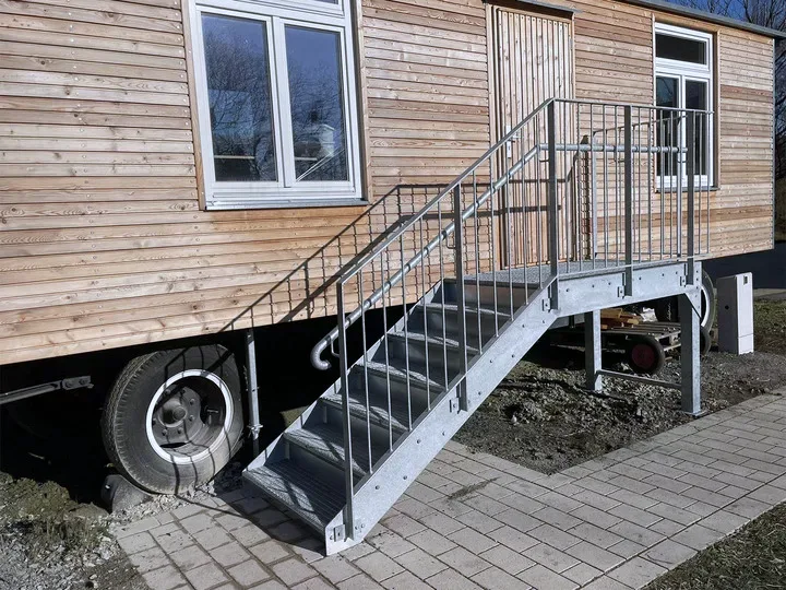 Seitenansicht der feuerverzinkten Podesttreppe am Zirkuswagen