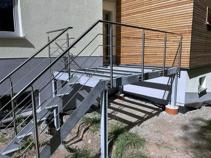 Feuerverzinkte Stahlkonstruktion für Terrasse und Treppe mit Edelstahlgeländer