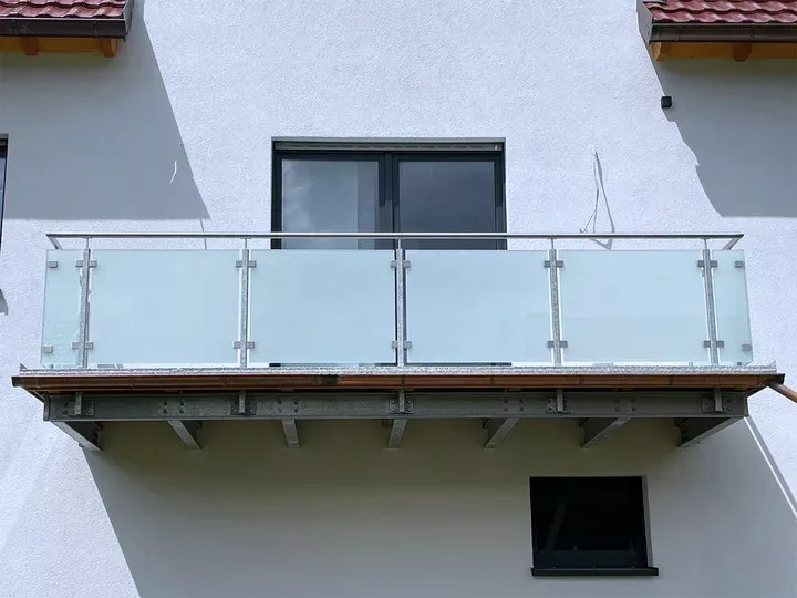 Freitragender Balkon mit mattem Glasgeländer und Edelstahl-Handlauf