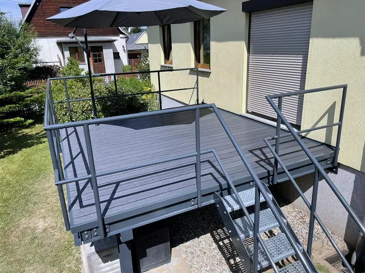 Erhöhte Stahlterrasse in Anthrazit mit WPC-Dielen und Geländer