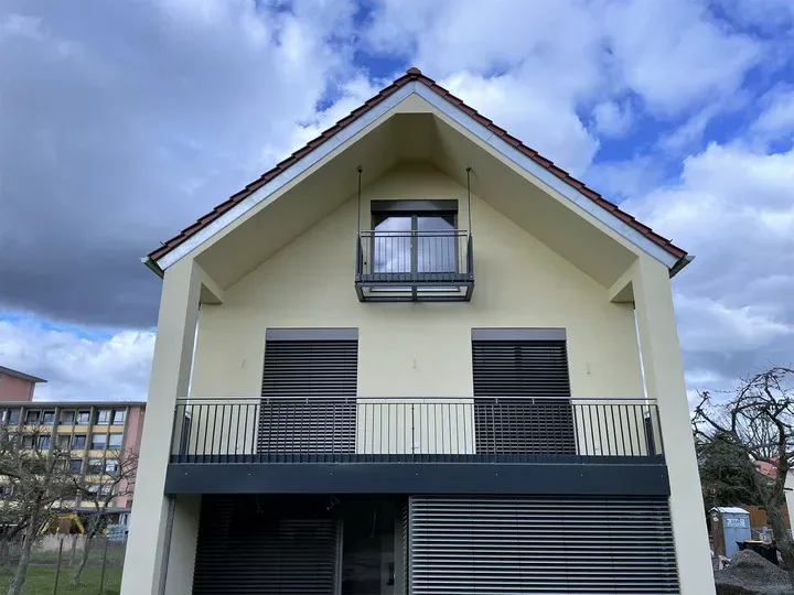 Anthrazitfarbene Balkongeländer an einem Neubau