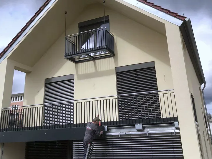 Montage der Balkongeländer am Neubau