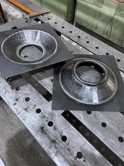 Gefertigte Blechteile mit Trichtern in der Werkstatt