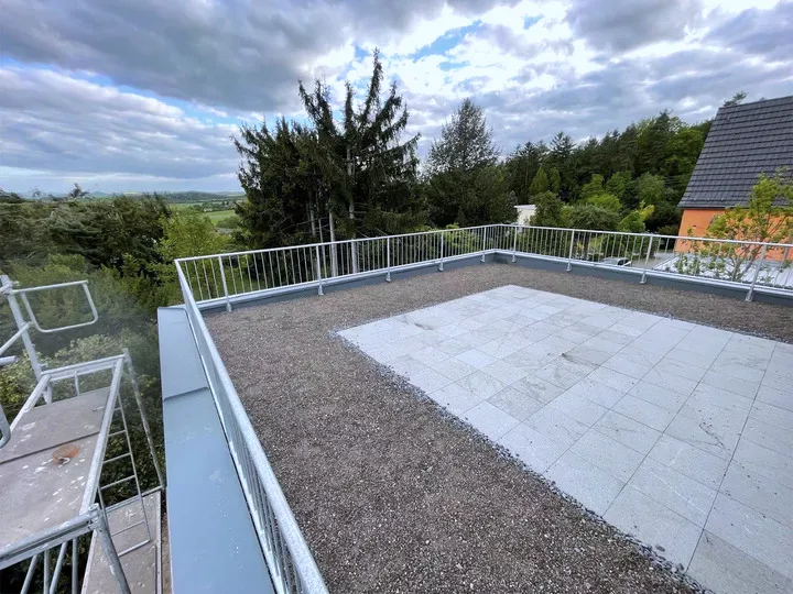 Dachterrasse mit feuerverzinktem Geländer und Kiesbelag