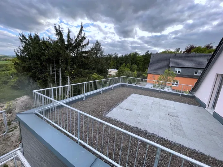 Blick über die Dachterrasse mit Füllstabgeländer