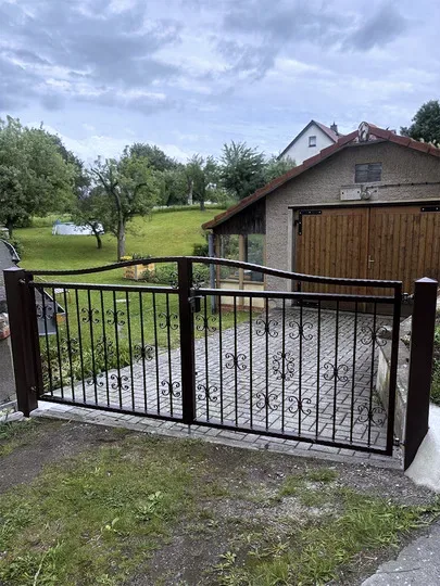 Hoftor mit Stichbogen und Zierstäben in Kupfer antik