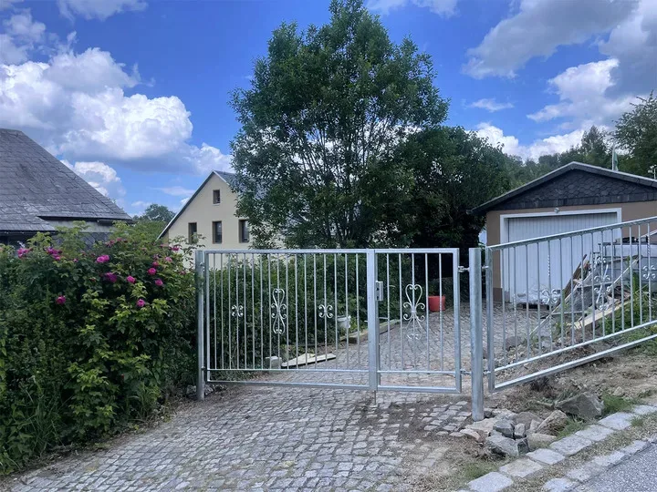 Feuerverzinktes zweiflügeliges Hoftor mit Zierstäben
