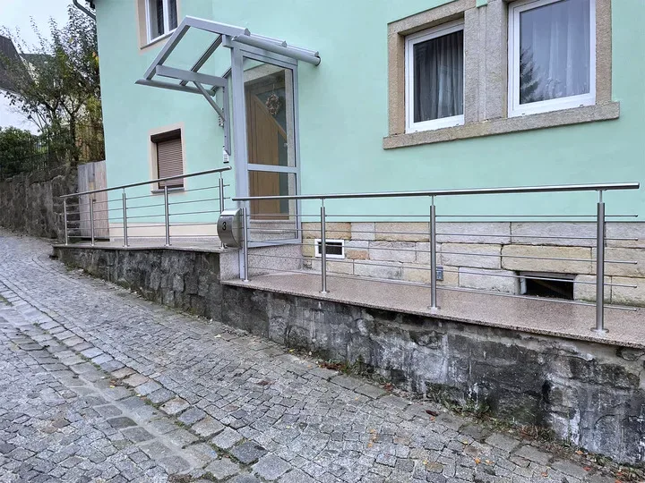 Edelstahlgeländer mit Querstäben an einer Eingangstreppe