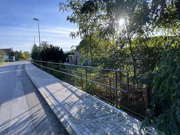 Geländer in DB 703 entlang eines Gehwegs an der Straße