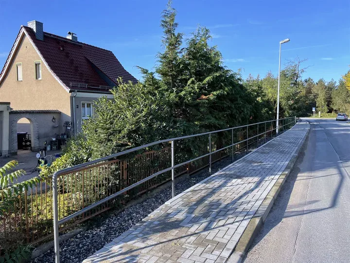 Hand- und Knielaufgeländer entlang eines Fußgängerwegs