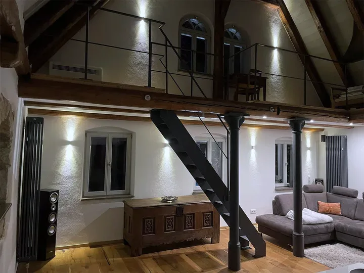 Gerade Stahltreppe von der Galerie ins Wohnzimmer, grau lackiert
