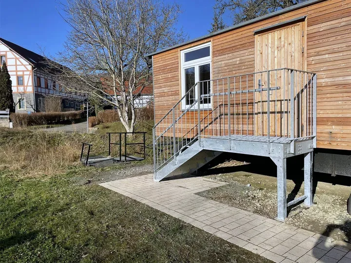 Podesttreppe mit Füllstabgeländer am Zirkuswagen einer Schule