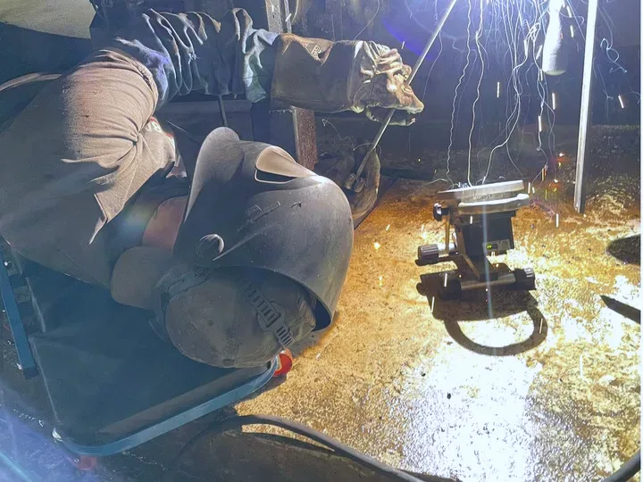 Reparaturschweißen in Zwangslage an einem Melkkarussell in einer Milchviehanlage