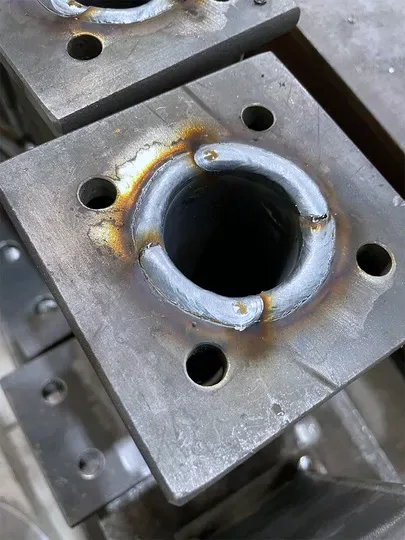 Detail einer Schweißnaht an einem Flansch