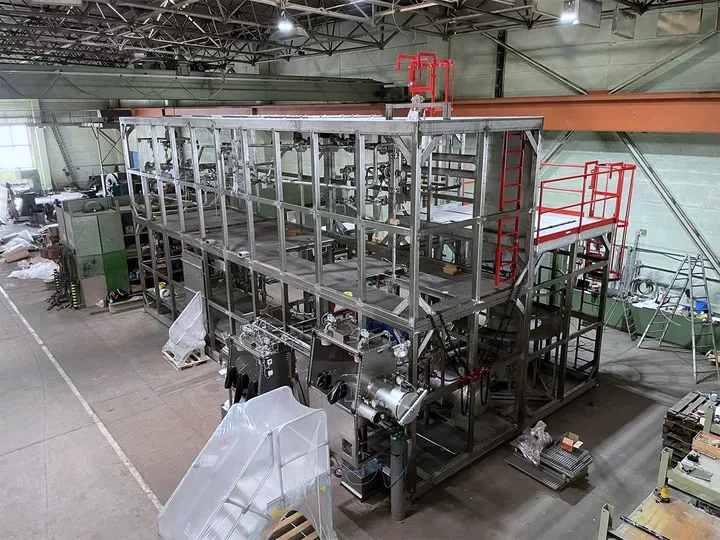 Großes Anlagengestell aus Stahl in einer Industriehalle