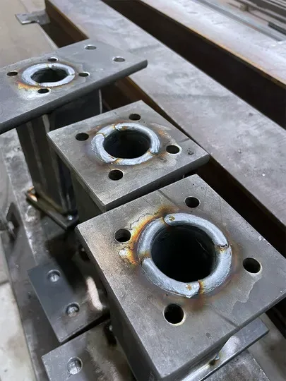 Stahlträger mit angeschweißten Flanschen in der Fertigung