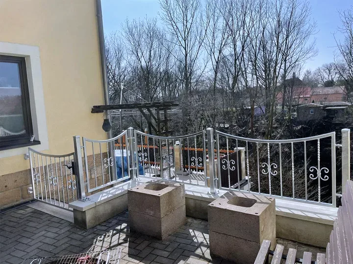 Feuerverzinktes Terrassengeländer mit Zierelementen