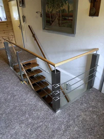 Treppengeländer aus Edelstahl mit Holzhandlauf im Innenbereich
