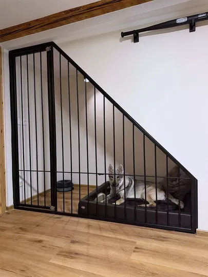 Abtrennung unter der Treppe mit Hund im eigenen Bereich