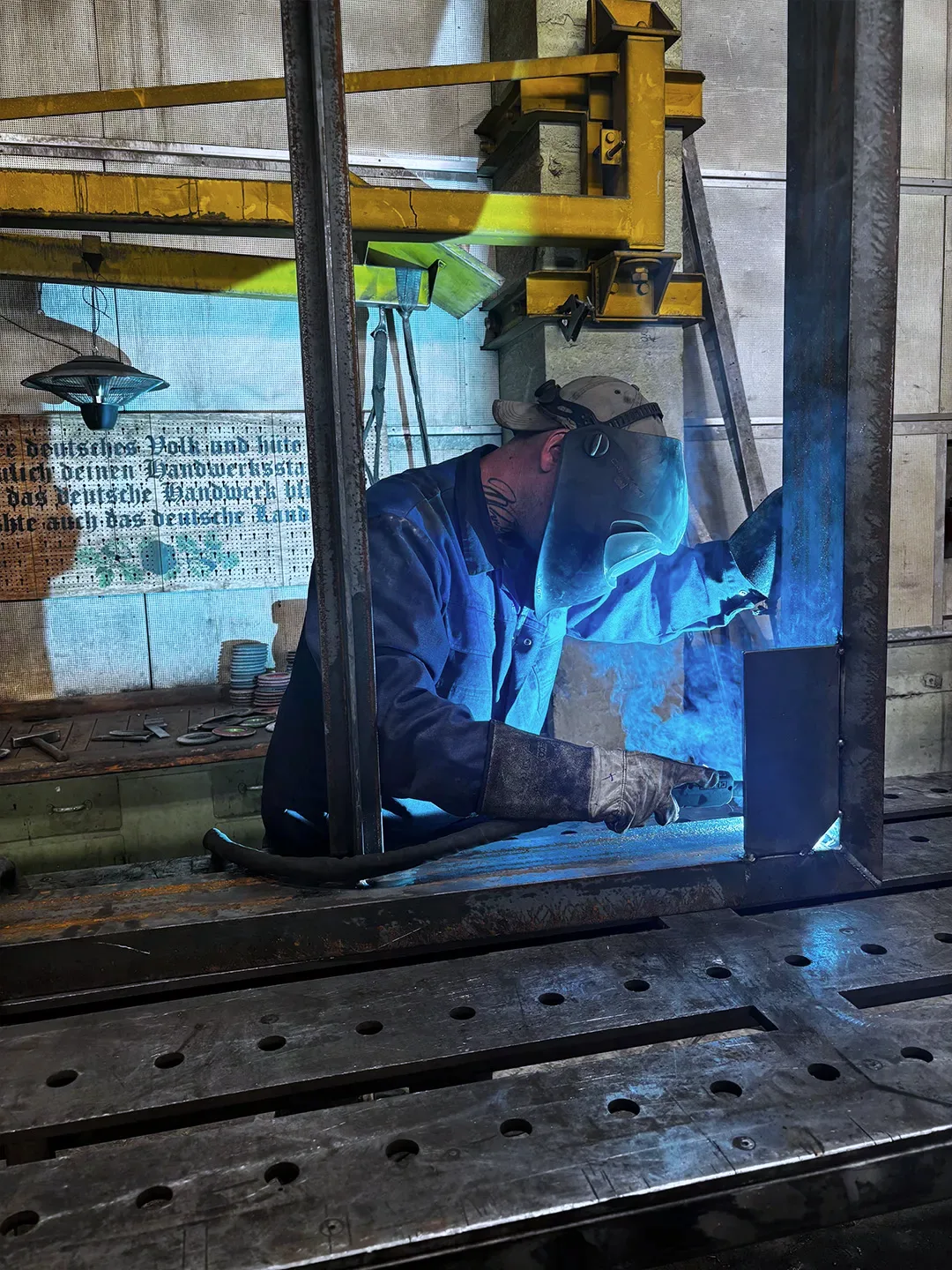Schweißarbeiten an einem Stahlträger in der eigenen Werkstatt