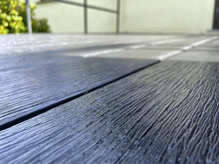 Nahaufnahme der WPC-Dielen der Terrasse