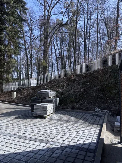 Feuerverzinkte Zaunanlage entlang einer Böschung