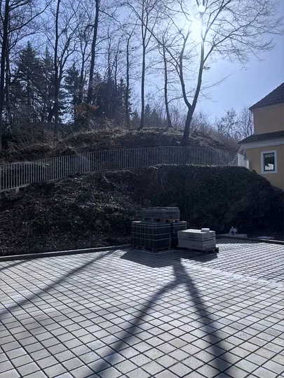 Füllstabgeländer als Zaunanlage oberhalb einer Stützmauer