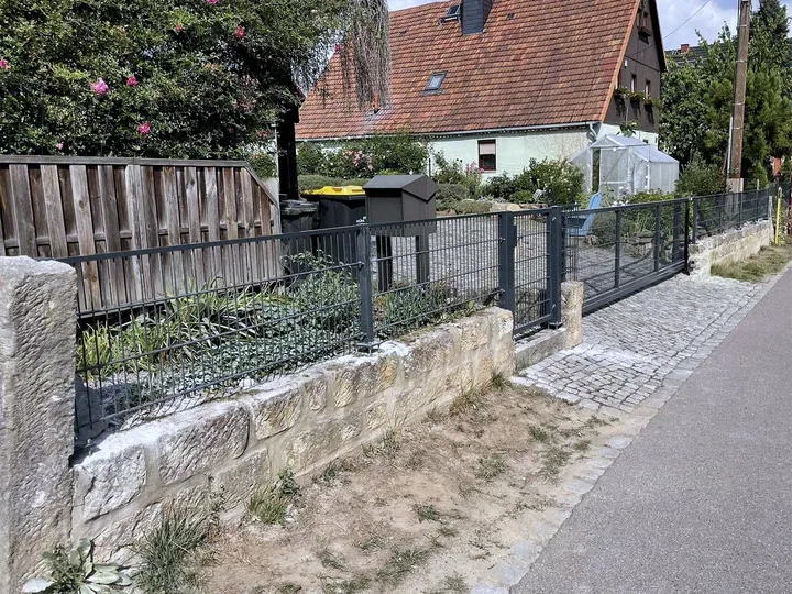 Doppelstabmattenzaun mit freitragendem automatischem Schiebetor und Gehtür